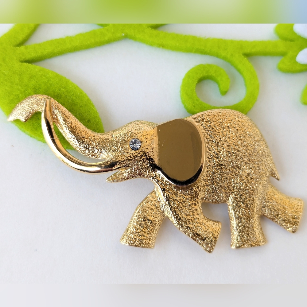 Cute Vintage Elephant Brooch w/ Rhinestone Eye Trunk Up Good Luck Gold Tone